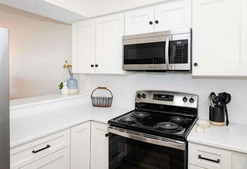 شقة غرفتين, Three Brothers