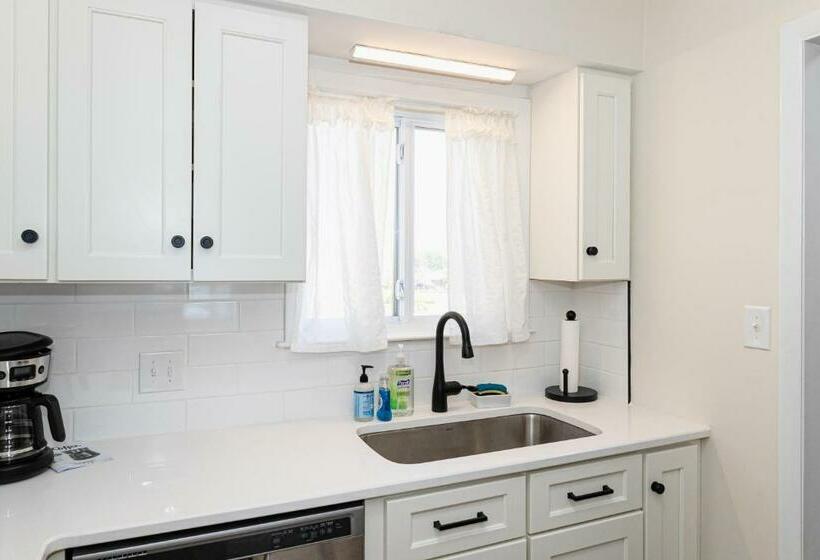 شقة غرفتين, Three Brothers