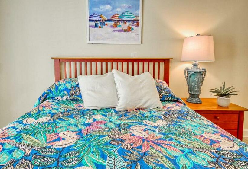 شقة غرفة واحدة, West End Isle Retreat