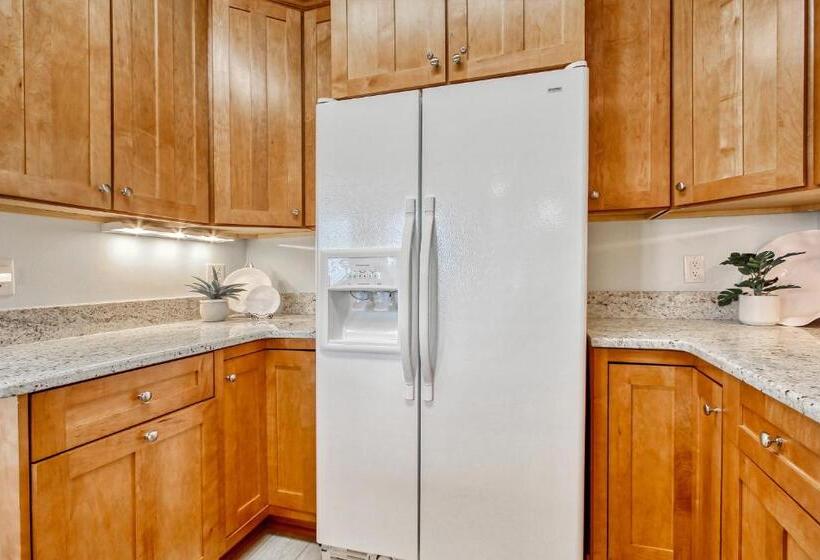 شقة غرفة واحدة, West End Isle Retreat