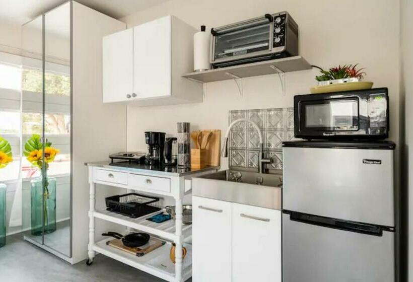 デラックススタジオ, Magic Villa Overlooking Pool Oasis