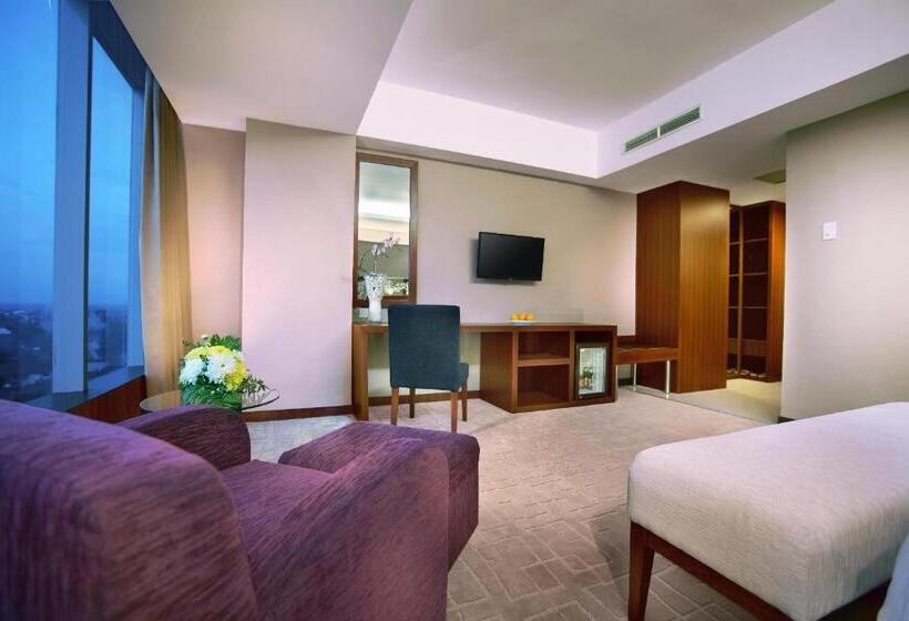 Номер Deluxe, Aston Madiun Hotel & Conference Center