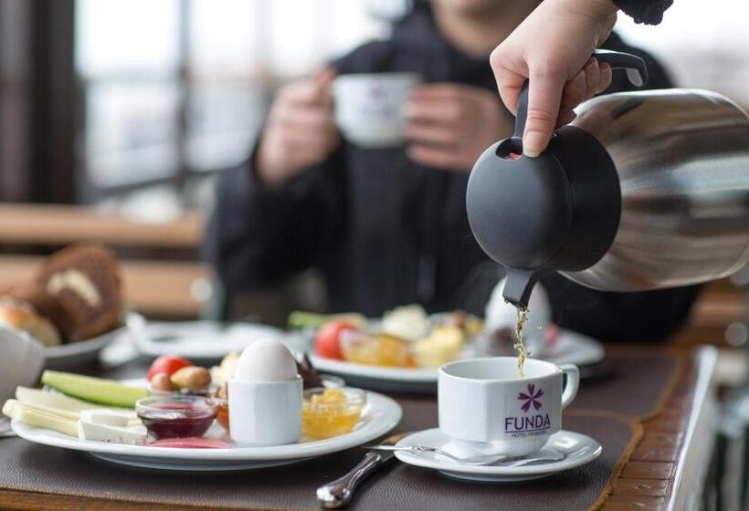 Camera Tripla Standard, Funda