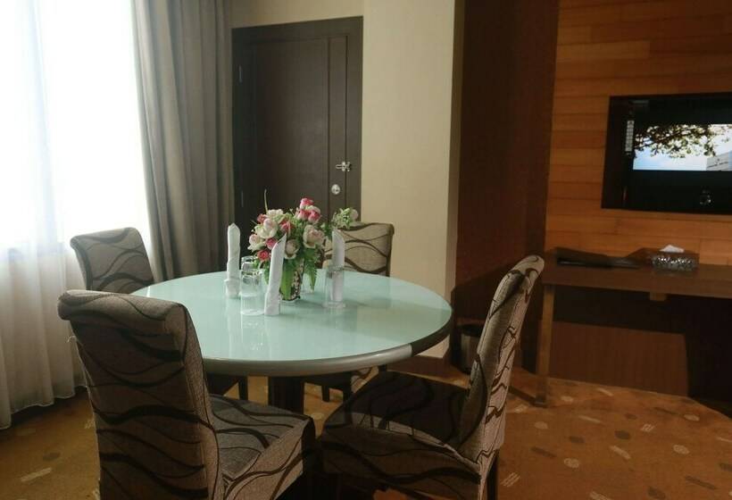 小型套房, Furaya