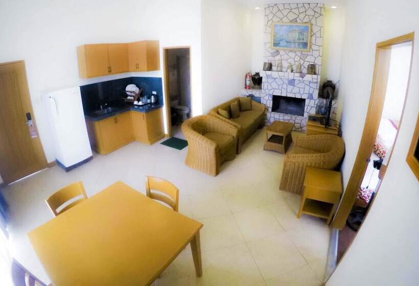 חדר דלוקס, The Golden Pine