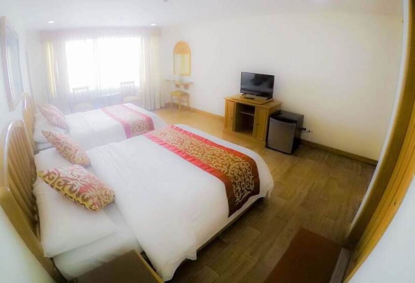 חדר דלוקס, The Golden Pine