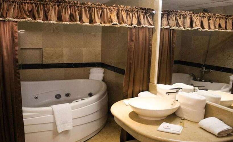 سوییت لوکس, Ruinas Resort