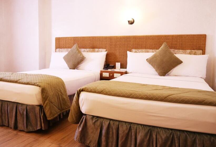 חדר סופריור, The Golden Pine