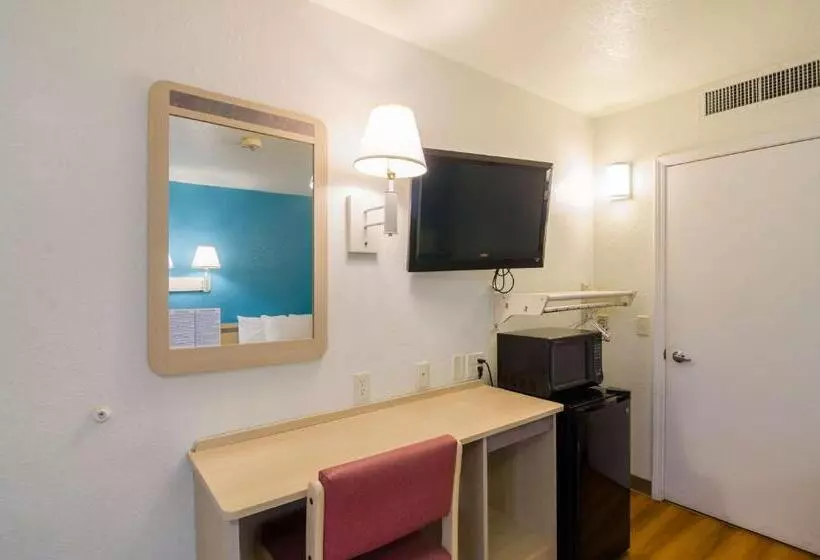 キングサイズベッドのスタンダードルーム, Motel 6 Mitchell, Sd