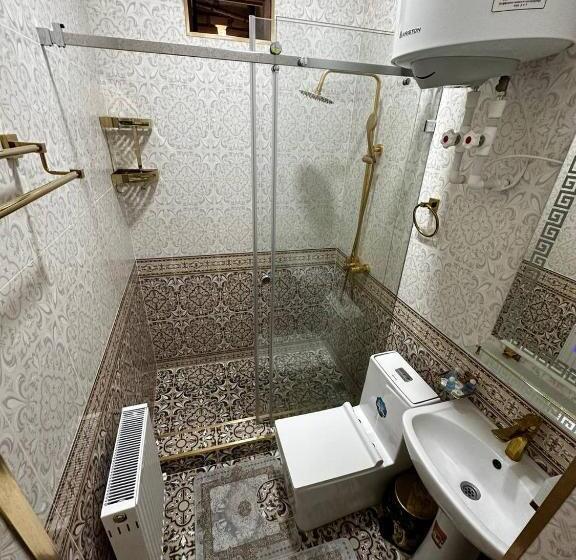 غرفة قياسية ثلاثية, Farnoz