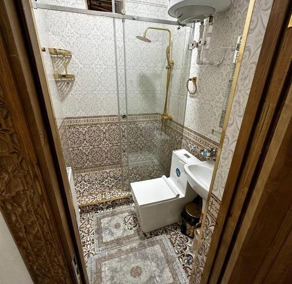 جناح عائلي, Farnoz