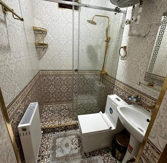 جناح عائلي, Farnoz