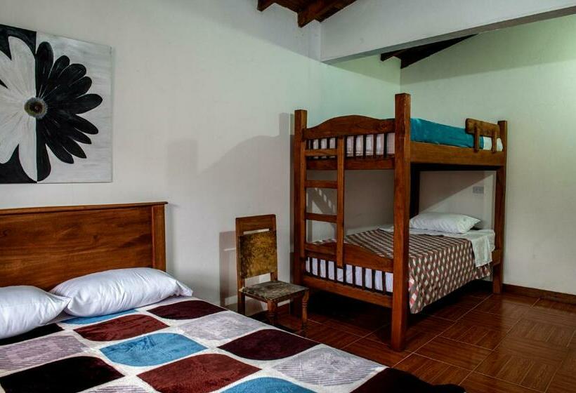 חדר משפחתי דלוקס, Café Racer Hostel