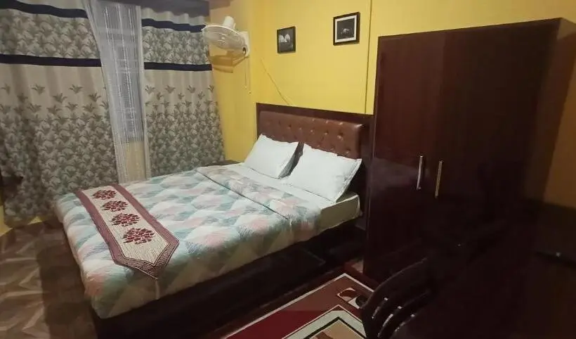 Deluxe Zimmer, Parichit