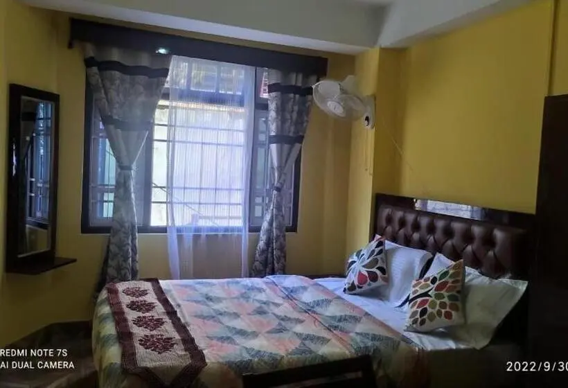 Deluxe Zimmer, Parichit