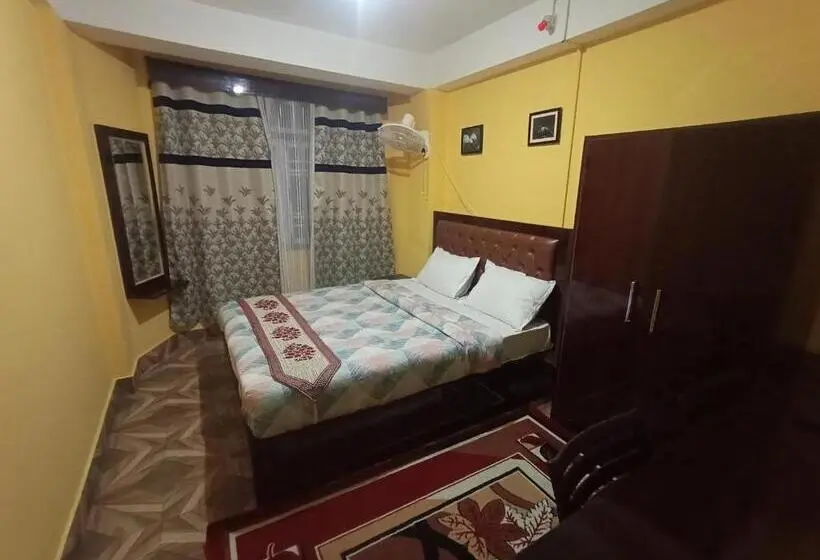 Deluxe Zimmer, Parichit