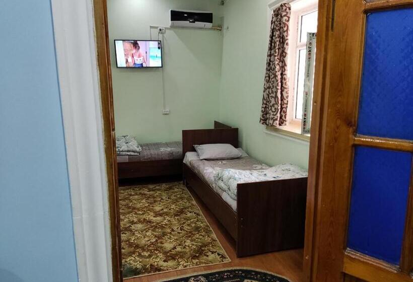 اتاق استاندارد سه تخته با سرویس بهداشتی مشترک, Goziyon Hostel