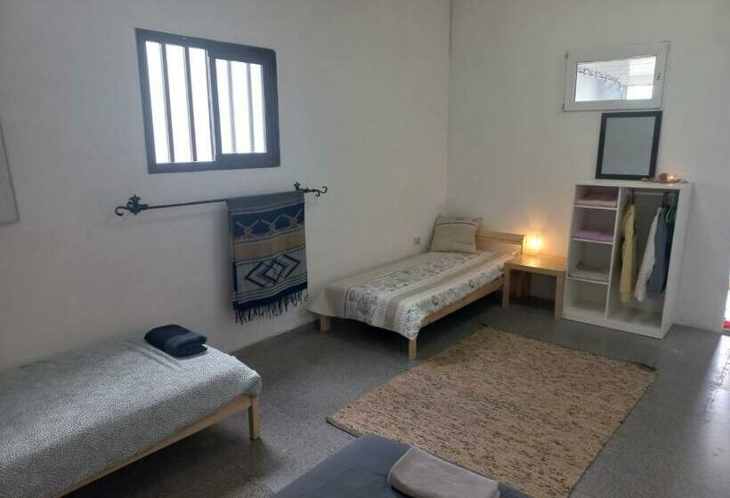 四人标准间, Sunset House