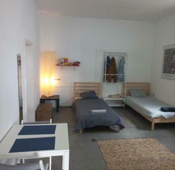 四人标准间, Sunset House