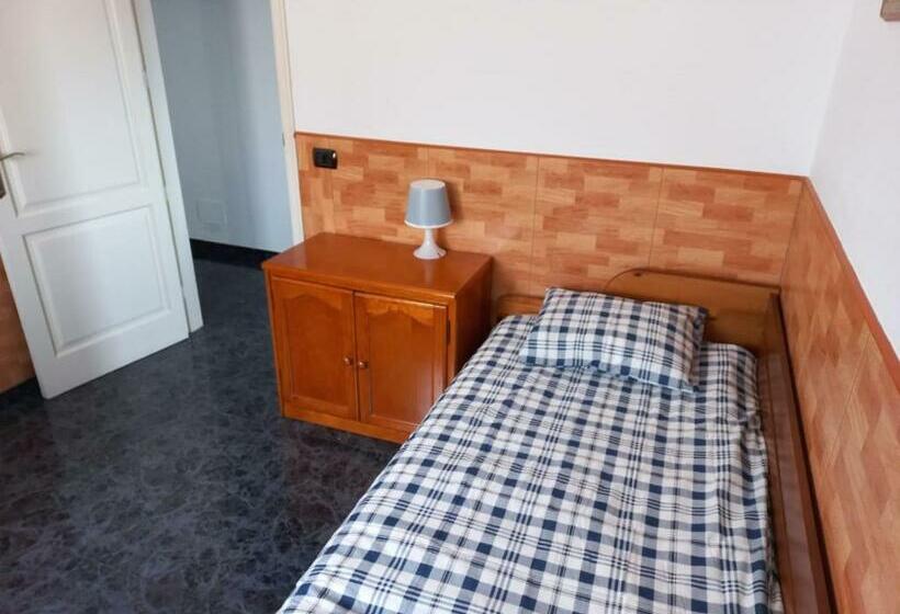 标准单人间, Sunset House