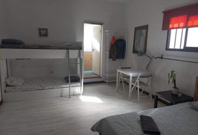 四人标准间, Sunset House