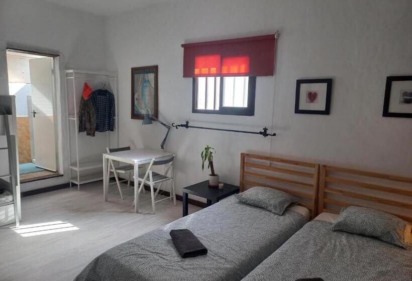 四人标准间, Sunset House