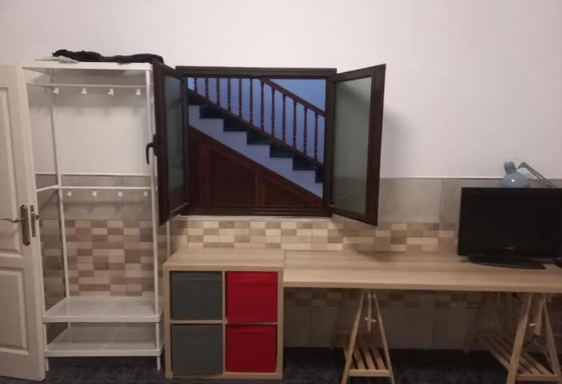 اتاق اکونومی, Sunset House
