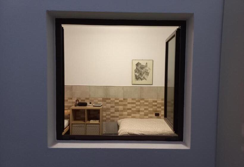 اتاق اکونومی, Sunset House