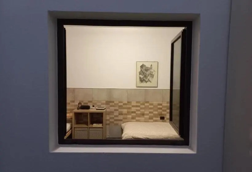 اتاق اکونومی, Sunset House