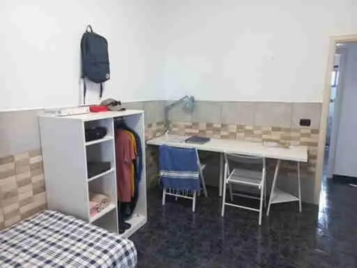 اتاق اکونومی, Sunset House
