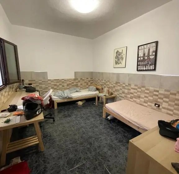 اتاق اکونومی, Sunset House