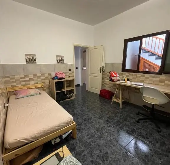 اتاق اکونومی, Sunset House
