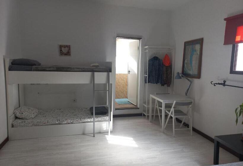 4间卧室的房子, Sunset House