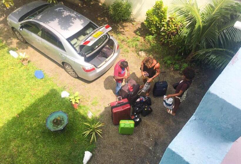 标准三人间, Blue Waves Madiha