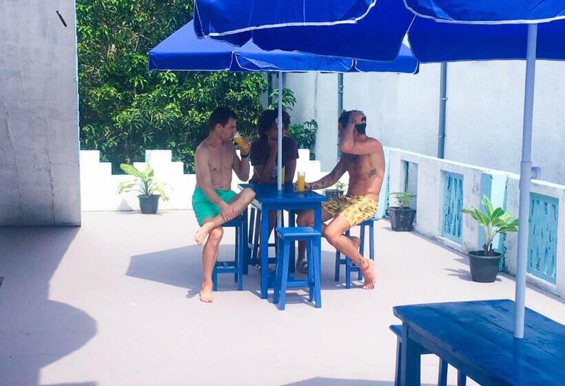 标准三人间, Blue Waves Madiha