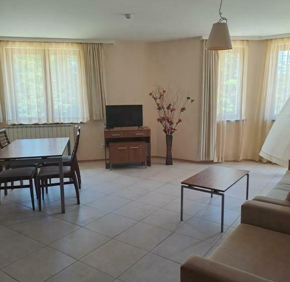 דירת חדר, Apartment 322, Villa Park