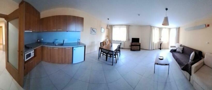 דירת חדר, Apartment 322, Villa Park