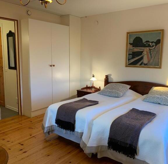 חדר סטנדרט לשלושה, Nya Pallas