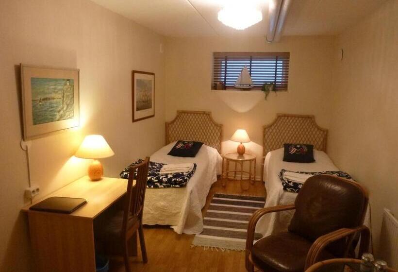 חדר מוזל מקלחת משותפת, Nya Pallas