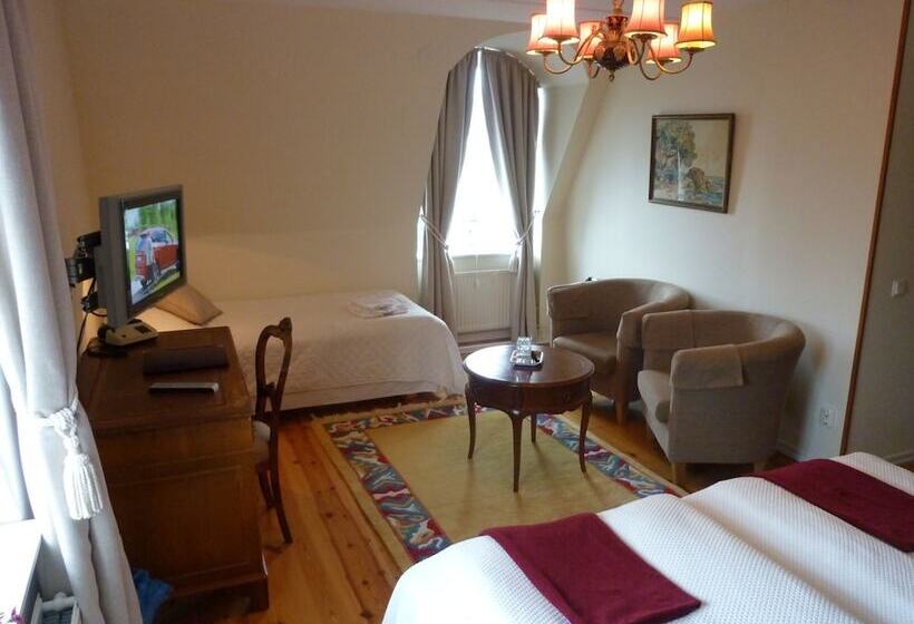 חדר סטנדרט לשלושה, Nya Pallas