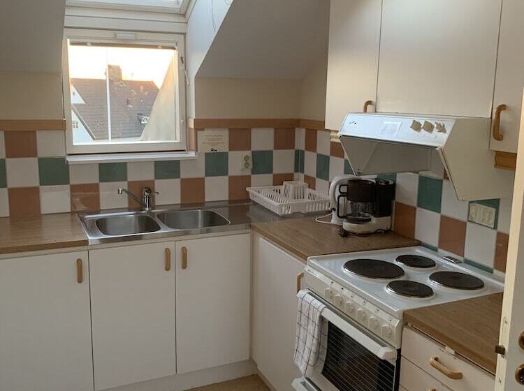 غرفة قياسية رباعية, Nya Pallas