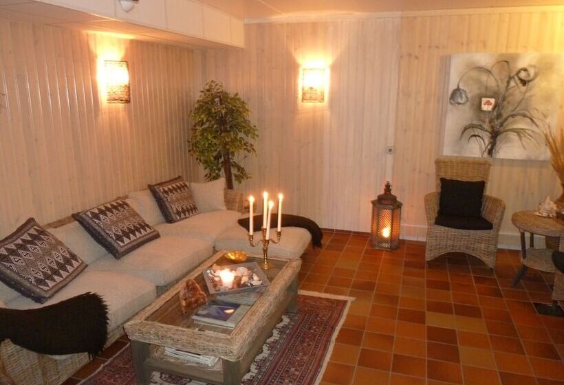 חדר מוזל מקלחת משותפת, Nya Pallas