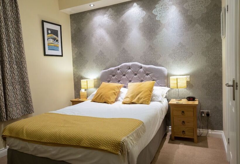 اتاق استاندارد, The Briarfields