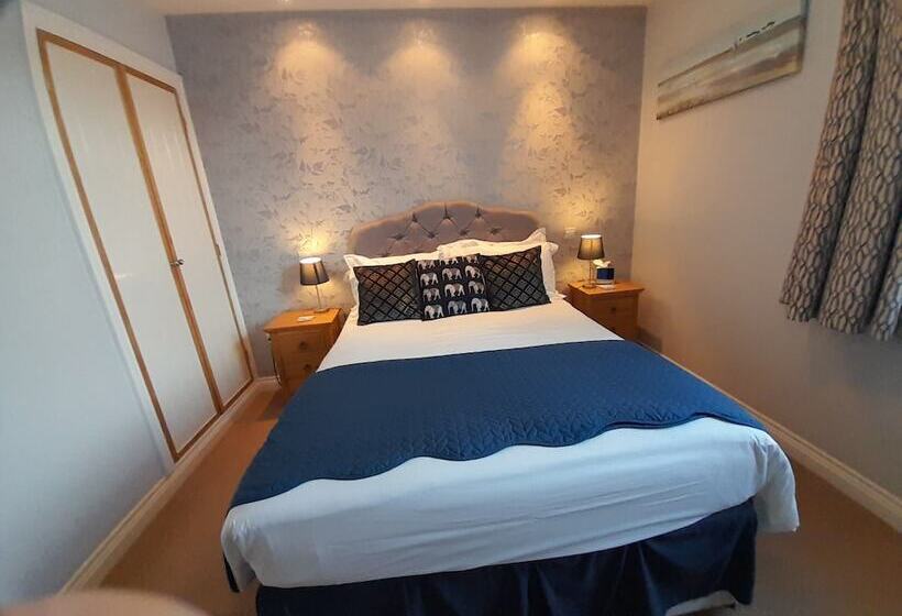 اتاق استاندارد, The Briarfields