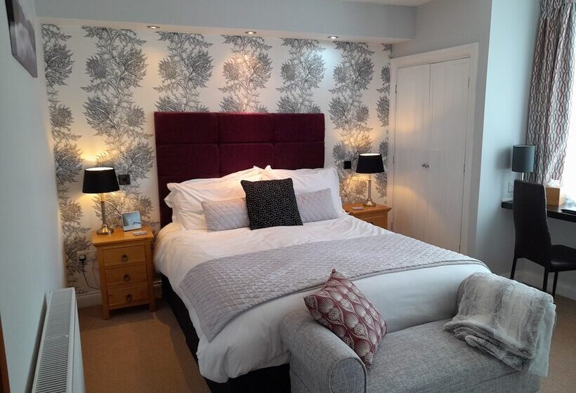 اتاق سوپریور, The Briarfields