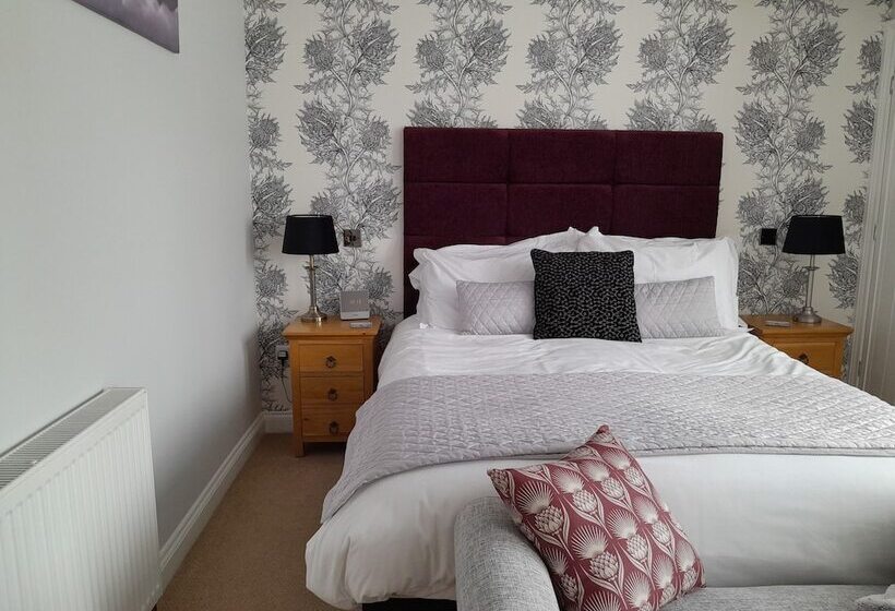 اتاق سوپریور, The Briarfields