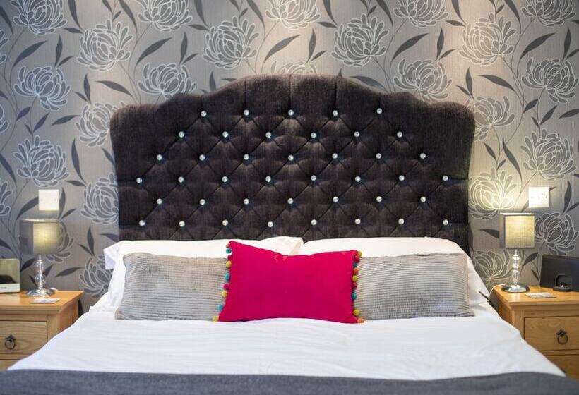 اتاق سوپریور, The Briarfields