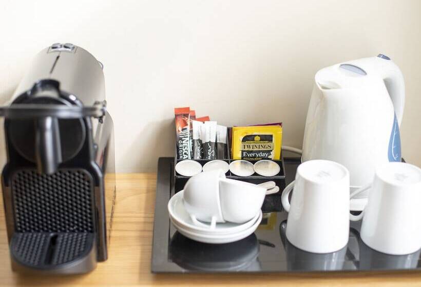 سوییت اجرایی, The Briarfields