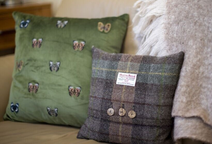 سوییت اجرایی, The Briarfields