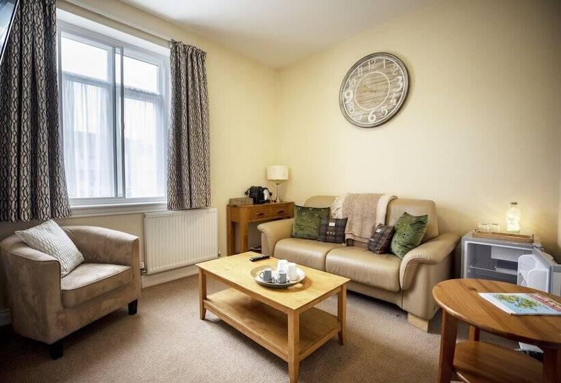 سوییت اجرایی, The Briarfields